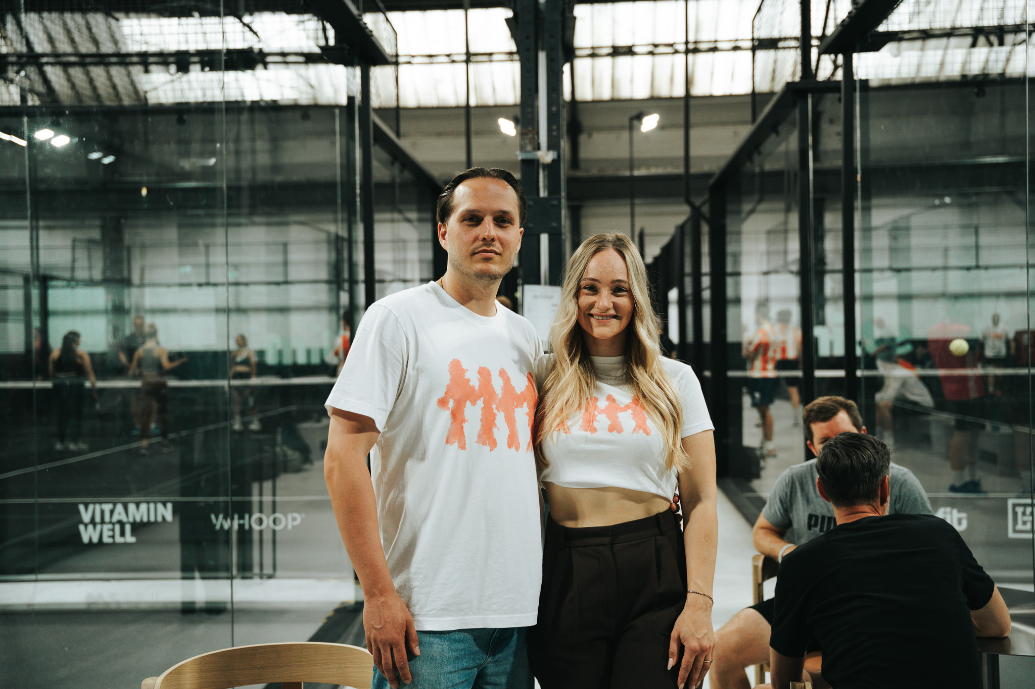 Sophia und Jannik, Gründer:innen von United 040, in der Padel-Halle