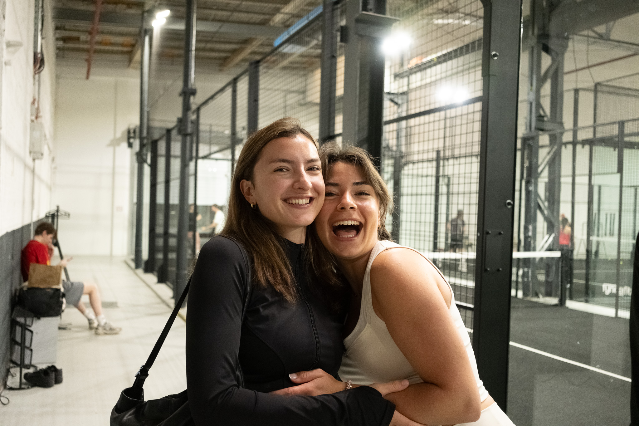 Zwei Gästinnen lachen beim United Padel Event