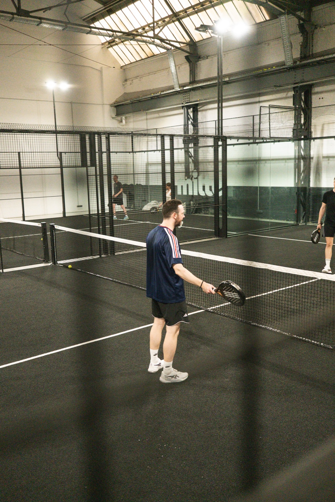 Spieler mit Schläger auf dem Court