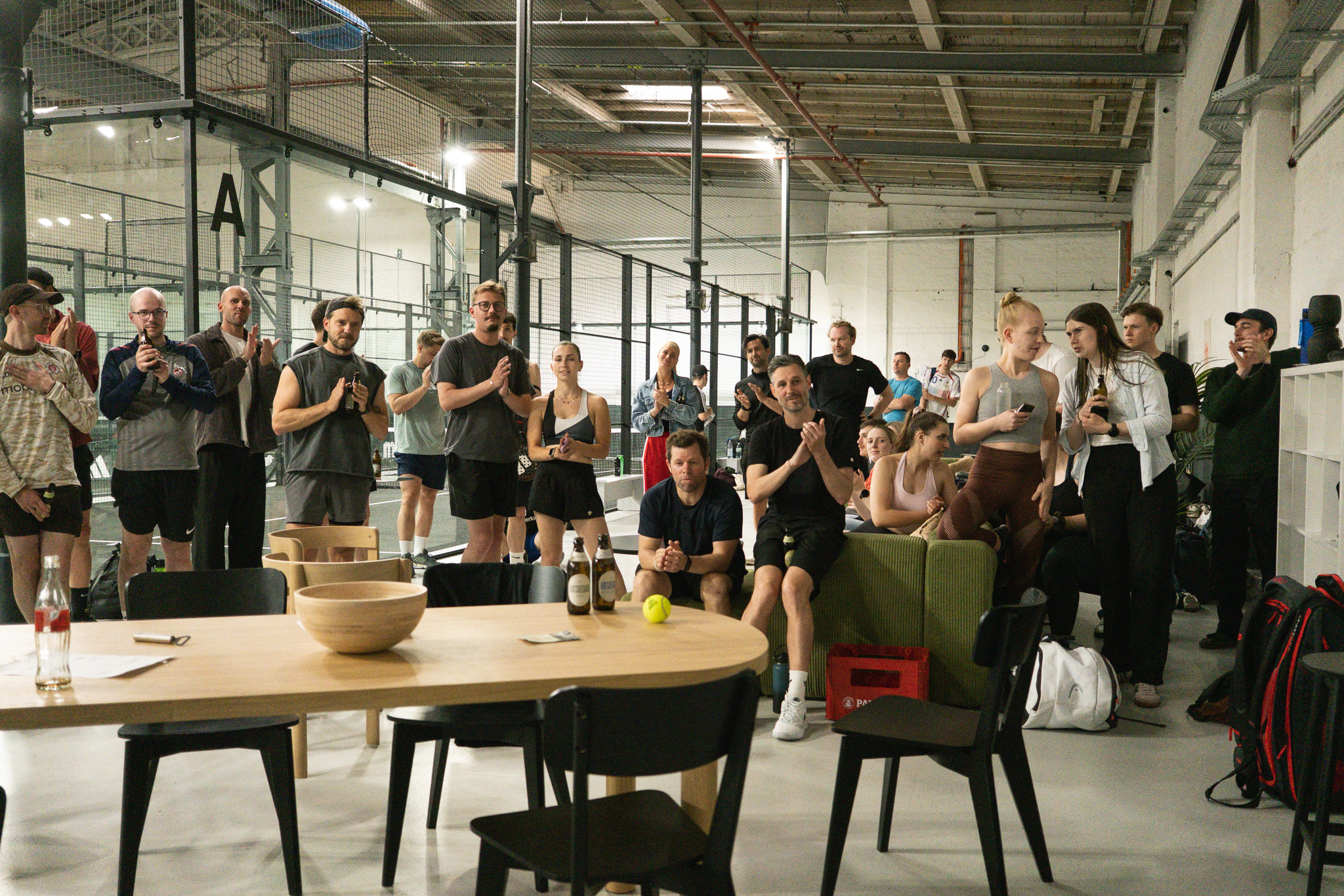 Applaudierendes Publikum beim United Padel Event
